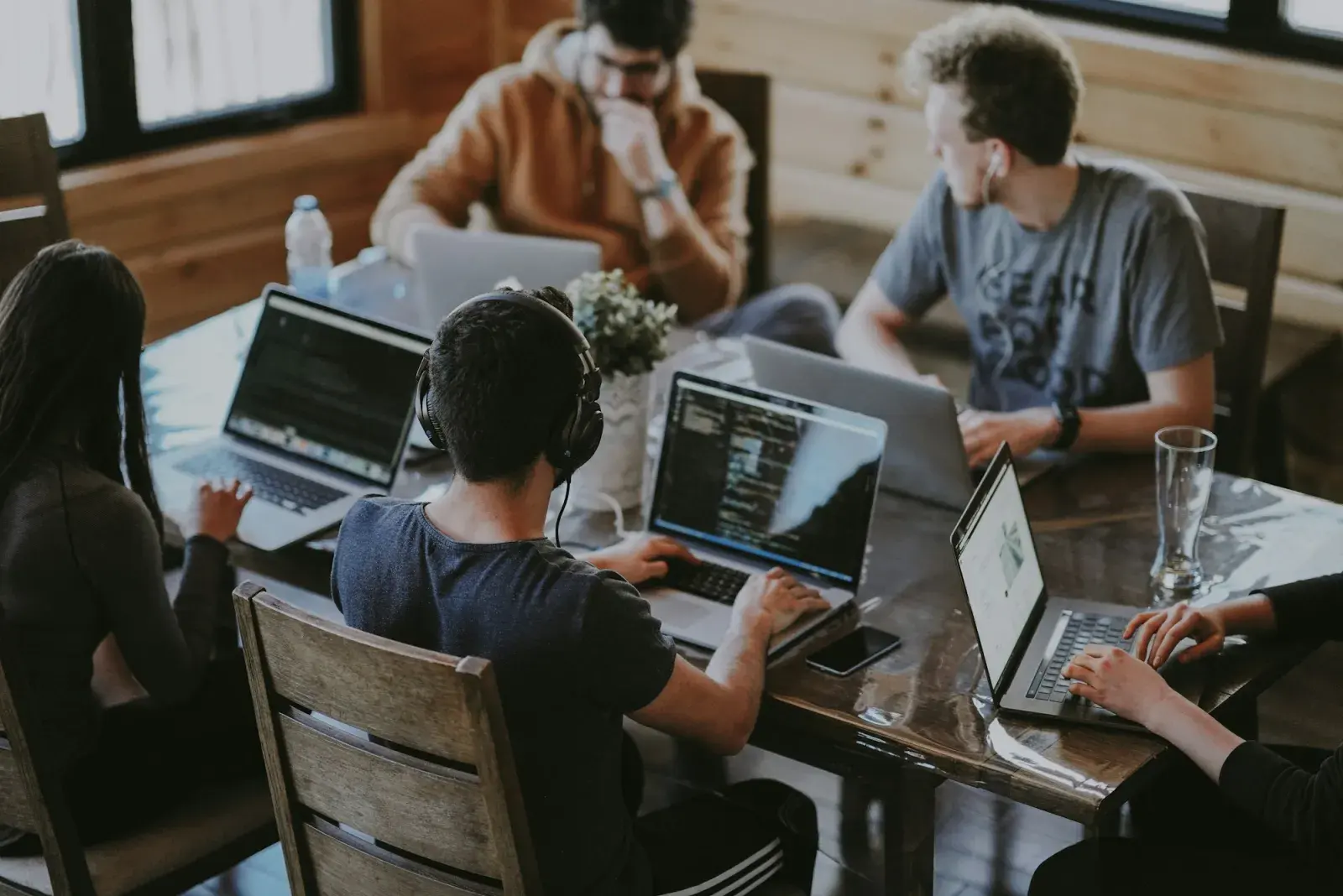 Developer dan builder Xolvon berkolaborasi di ruang kerja modern